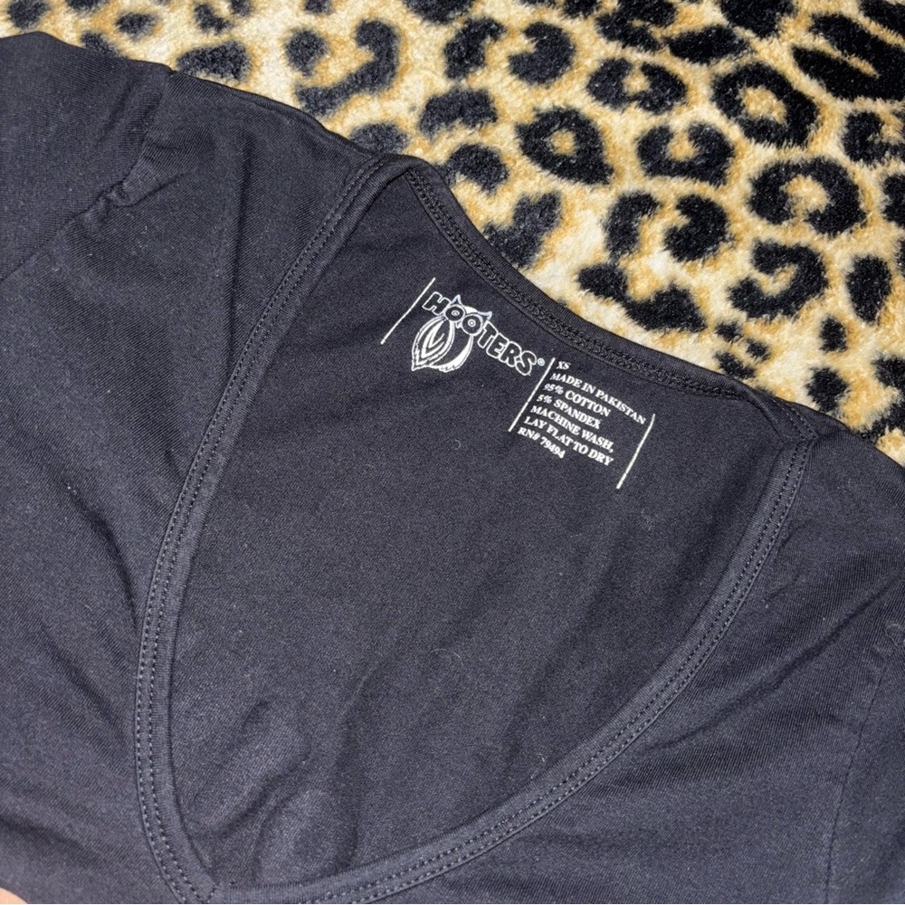 hooters black uniform tee shirt (limited time SALE) - Picture 2 of 4